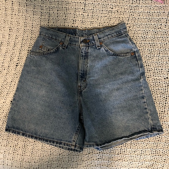 Vintage Levi’s 920 Medium Wash Jean Shorts - Picture 4 of 12
